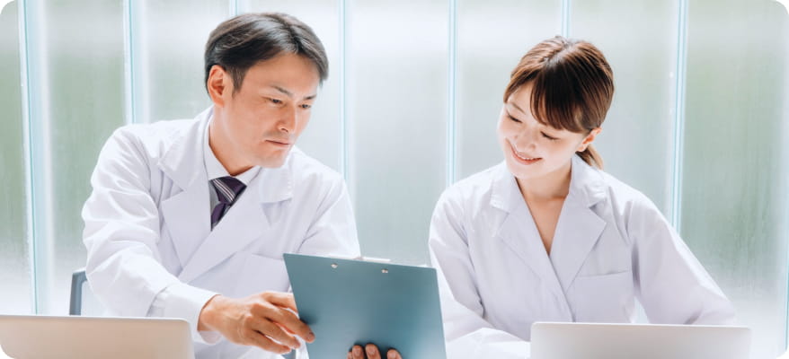 基礎研究に取り組む研究員